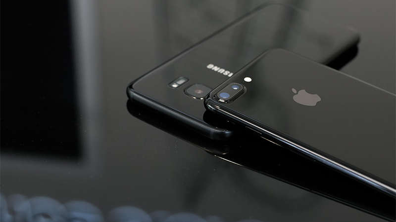 iPhone 7 và S7 Edge Thiết kế mới của bộ đôi HTC U có phần tương đồng với iPhone 7 Jetblack hay Galaxy S7 Edge về độ bóng