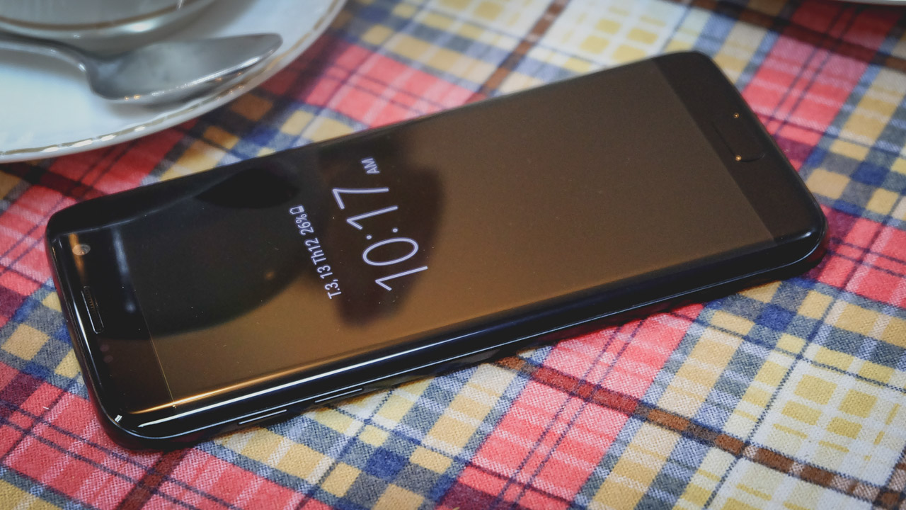 Galaxy S7 Edge đen bóng bán ra với phiên bản bộ nhớ trong lên đến 128GB Galaxy S7 Edge đen bóng bán ra với phiên bản bộ nhớ trong lên đến 128GB