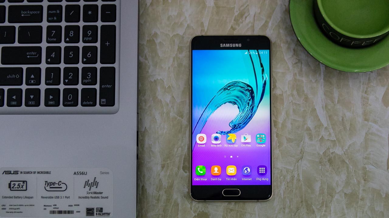 So sánh Galaxy A5 (2016) và S7: món hời trong tầm giá