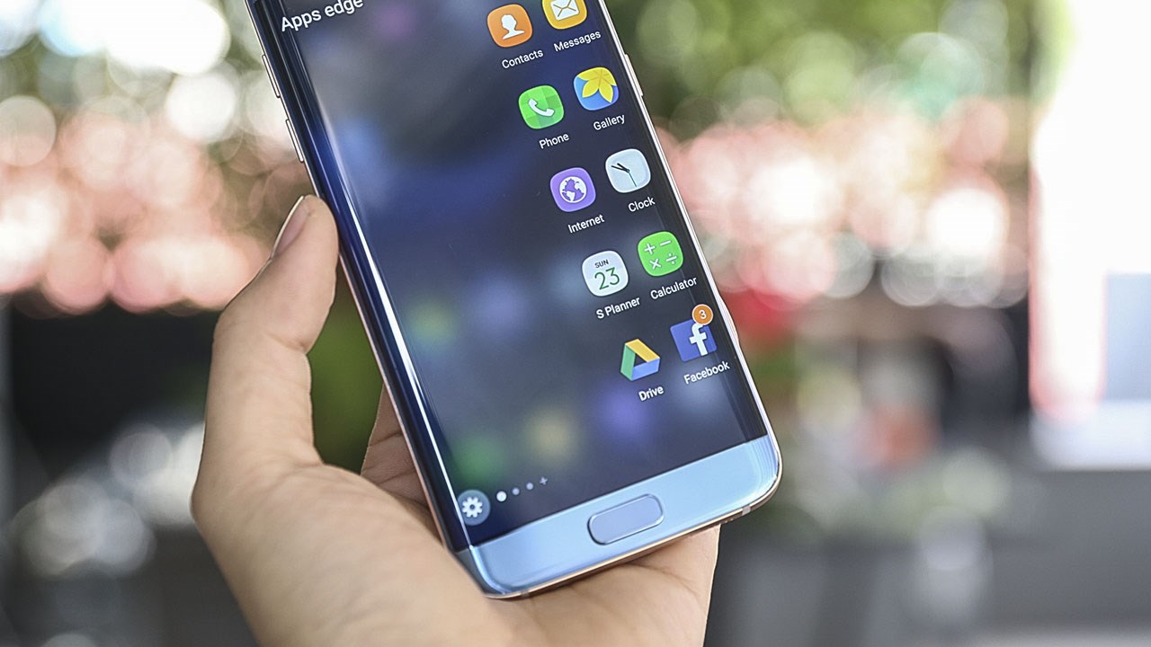 So sánh Galaxy A5 (2016) và S7: món hời trong tầm giá