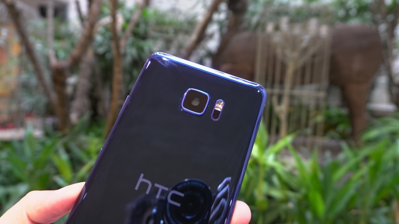 Thiết kế HTC U series: đẹp đấy những vẫn có một nhược điểm Thiết kế HTC U series: đẹp đấy những vẫn có một nhược điểm