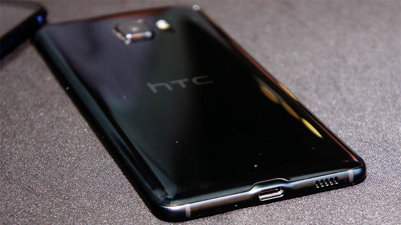 Thiết kế U Ultra Thiết kế của HTC U Ultra giống với Samsung Galaxy Note 4?