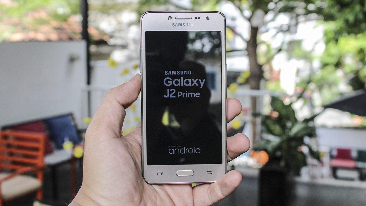 trên tay Galaxy J2 Prime