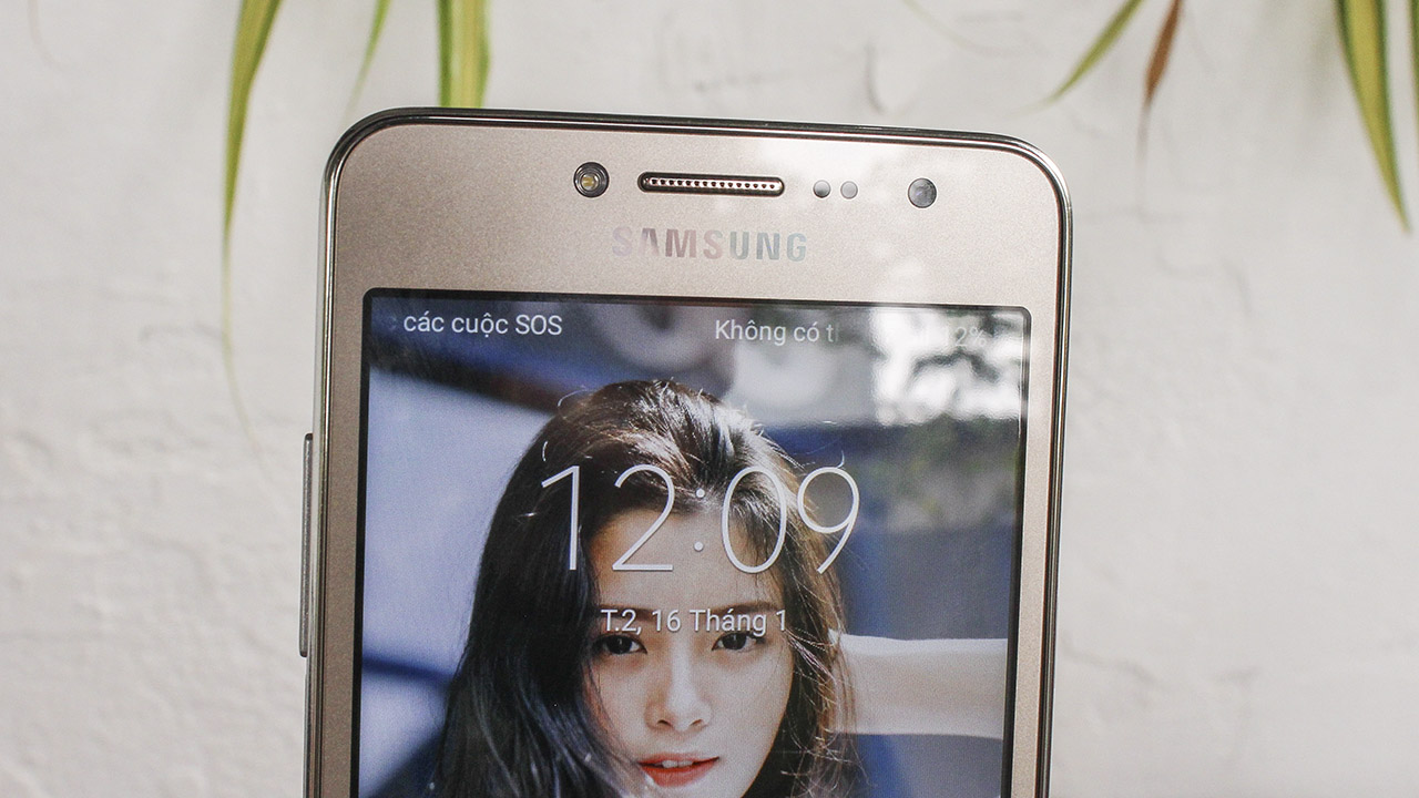 trên tay Galaxy J2 Prime