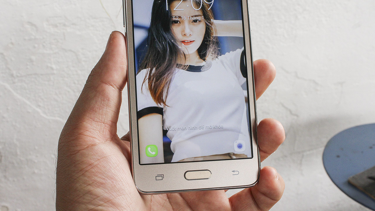 trên tay Galaxy J2 Prime