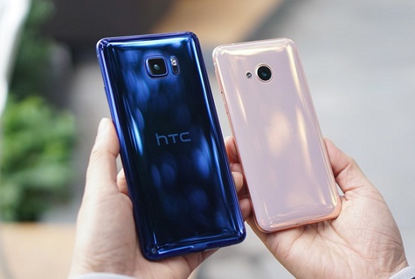 Bộ đôi sản phẩm mới của HTC là U Ultra (phải) và U Play sẽ lên kệ trong tháng 2