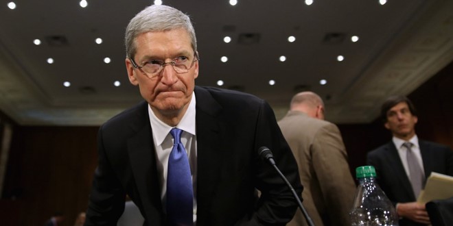 Tim Cook là một trong những CEO công nghệ đầu tiên phản đối chính sách nhập cư của Trump. Ảnh: Business Insider