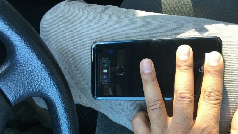 Mới đây, một bức ảnh của LG G6 đã bất ngờ lộ diện ngoài đời thực, đặc biệt là nó có màu đen bóng cùng bộ camera kép tích hợp ở mặt sau. Mới đây, một bức ảnh của LG G6 đã bất ngờ lộ diện ngoài đời thực, đặc biệt là nó có màu đen bóng cùng bộ camera kép tích hợp ở mặt sau.
