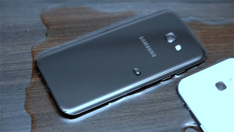 A 2017 chống nước Samsung Galaxy A (A5 và A7) 2017 đạt tiêu chuẩn chống nước, chống bụi IP68