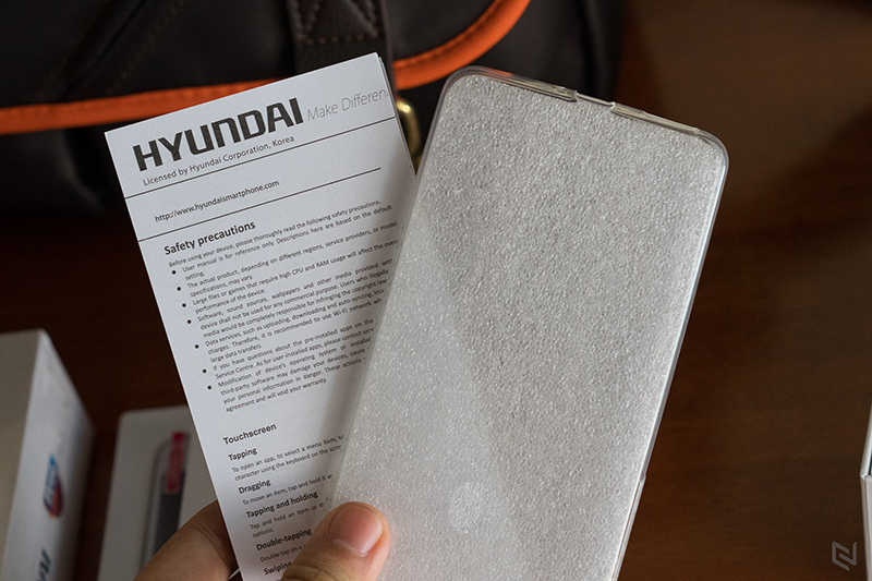 Hình ảnh cận cảnh Seoul 7: Smartphone Huyndai thiết kế kim loại, vân tay một chạm, giá dưới 4 triệu
