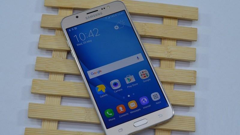 Galaxy J7 màn hình 5.5 inch Super AMOLED, pin 3.000 mAh giảm giá