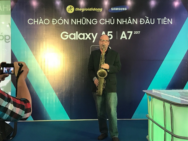 Hình ảnh chuẩn bị cho buổi giao hàng và mở bán Galaxy A 2017 đầu tiên