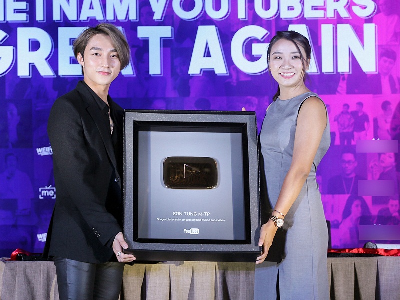 Sơn Tùng nhận nút Play bạc gần đây. Mới đây, anh cũng chính thức có video cán mốc 100 triệu view đầu tiên trên YouTube Sơn Tùng nhận nút Play bạc gần đây. Mới đây, anh cũng chính thức có video cán mốc 100 triệu view đầu tiên trên YouTube