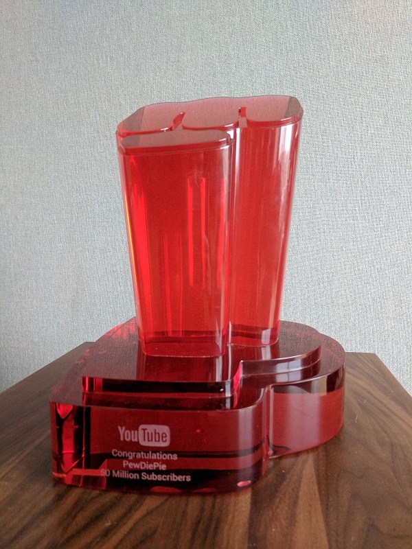 Nút Play Ruby đầu tiên trên thế giới được dành cho PewDiePie được thể hiện dưới dạng biểu tượng BroFist Nút Play Ruby đầu tiên trên thế giới được dành cho PewDiePie được thể hiện dưới dạng biểu tượng BroFist