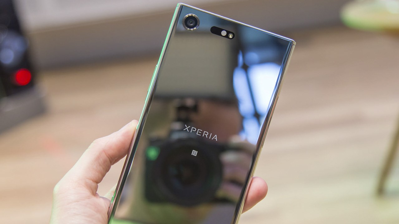 trên tay Xperia XZ Premium