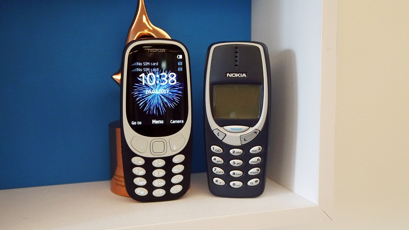 Nokia 3310 đời 2017 bên cạnh đàn anh 3310 (2000)