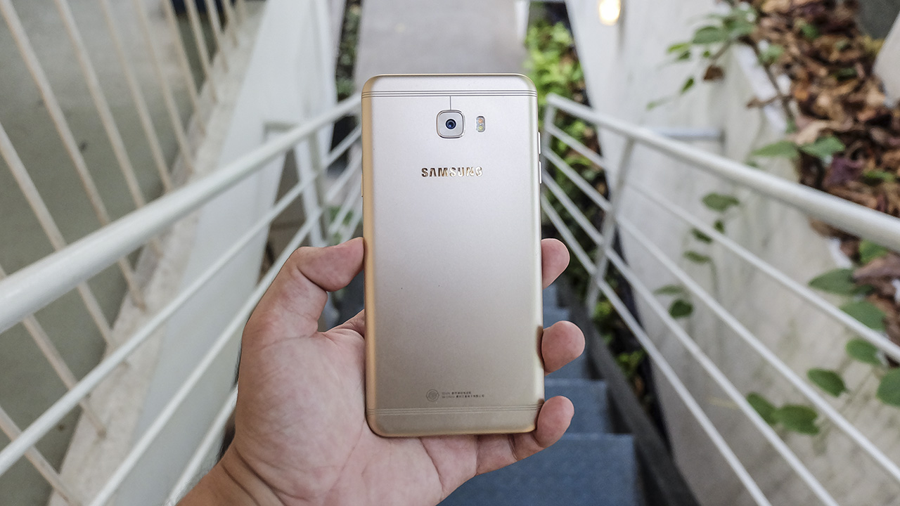 trên tay Galaxy C7 Pro