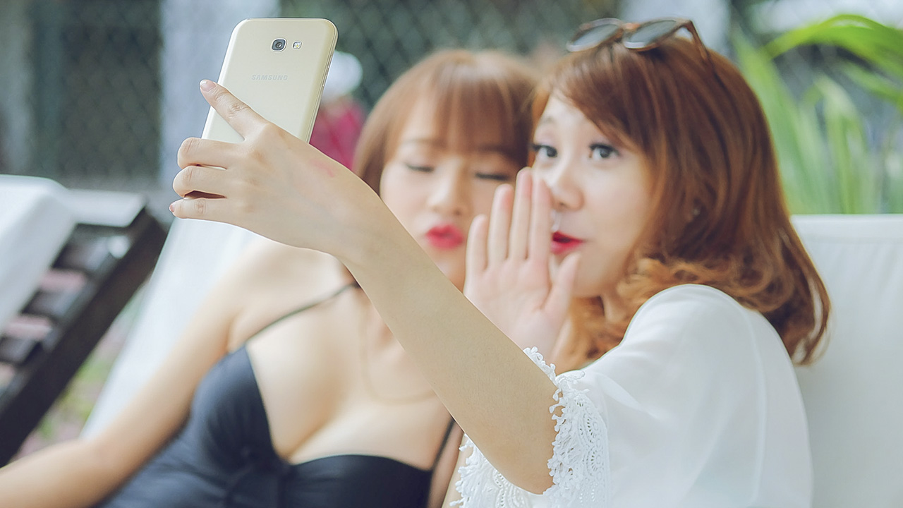 Bộ ảnh Galaxy A5 2017 cùng người đẹp bể bơi Bộ ảnh Galaxy A5 2017 cùng người đẹp bể bơi