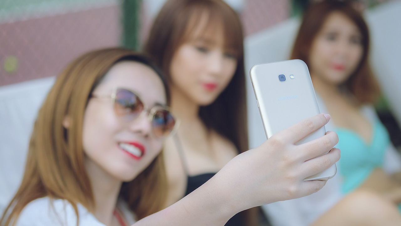 Bộ ảnh Galaxy A5 2017 cùng người đẹp Bộ ảnh Galaxy A5 2017 cùng người đẹp