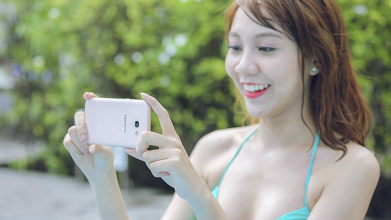 Bộ ảnh Galaxy A5 2017 cùng người đẹp Bộ ảnh Galaxy A5 2017 cùng người đẹp