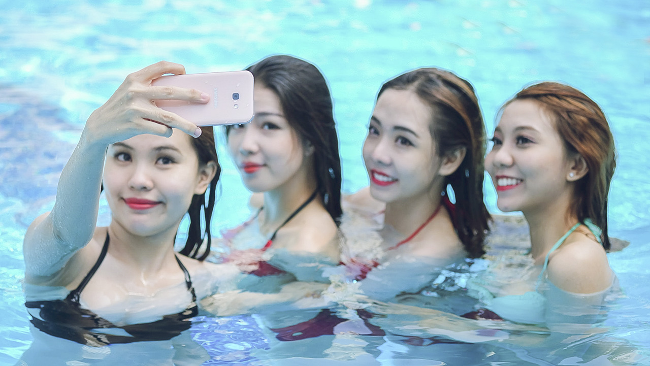 Bộ ảnh Galaxy A5 2017 cùng người đẹp Bộ ảnh Galaxy A5 2017 cùng người đẹp
