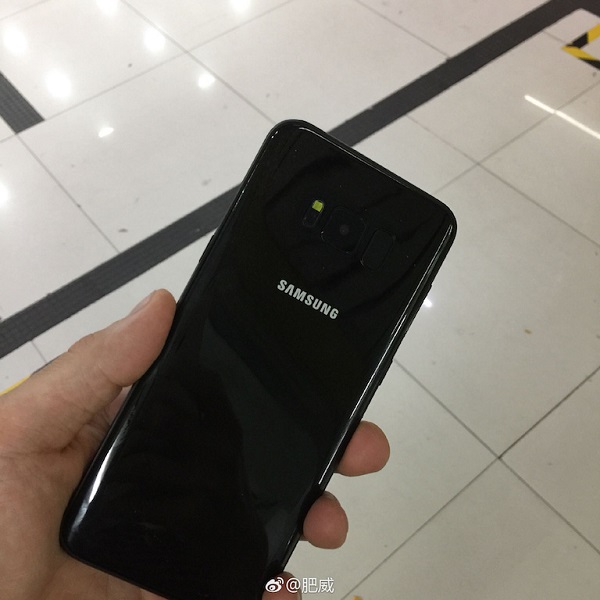 Galaxy S8 màu đen bóng bẩy xuất hiện trên tay người dùng