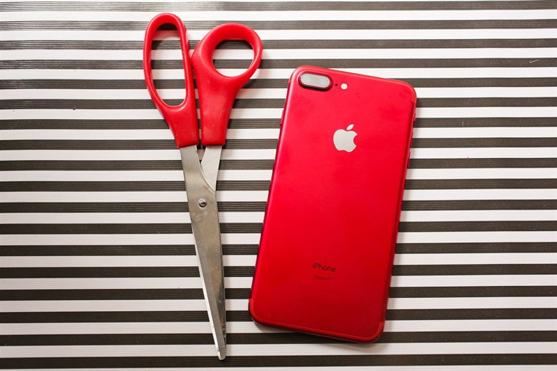 Thú vị với bộ ảnh iPhone 7 Plus Red đặt cạnh những vật dụng quen thuộc Thú vị với bộ ảnh iPhone 7 Plus Red đặt cạnh những vật dụng quen thuộc
