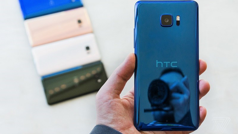 Mua HTC U Ultra hay Galaxy S7 Edge vừa giảm giá?