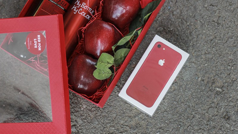 Mở hộp quà tặng và iphone 7 red chính hãng