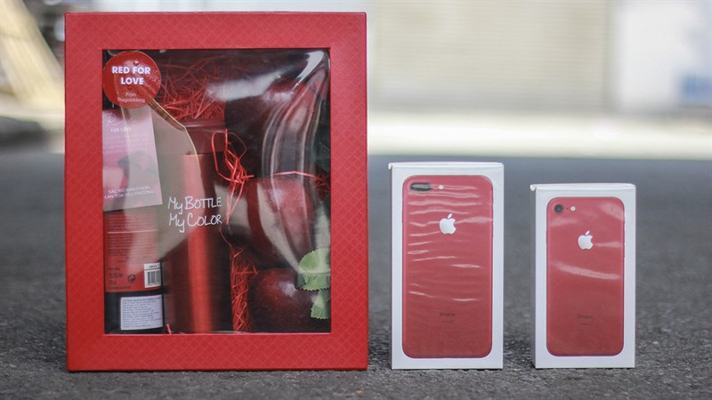 Mở hộp quà tặng và iPhone 7 red