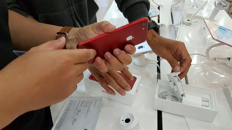Event giao hàng và mở bán iPhone RED đang diễn ra tại Thế giới di động Event giao hàng và mở bán iPhone RED đang diễn ra tại Thế giới di động