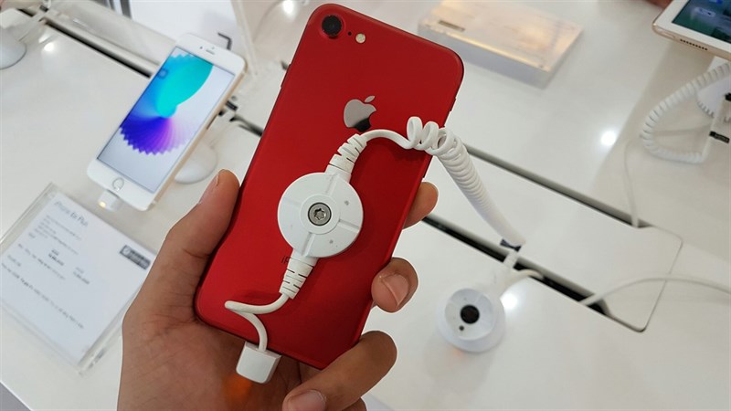 Event giao hàng và mở bán iPhone RED đang diễn ra tại Thế giới di động Event giao hàng và mở bán iPhone RED đang diễn ra tại Thế giới di động