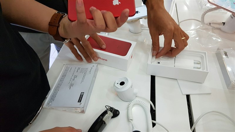 Event giao hàng và mở bán iPhone RED đang diễn ra tại Thế giới di động Event giao hàng và mở bán iPhone RED đang diễn ra tại Thế giới di động