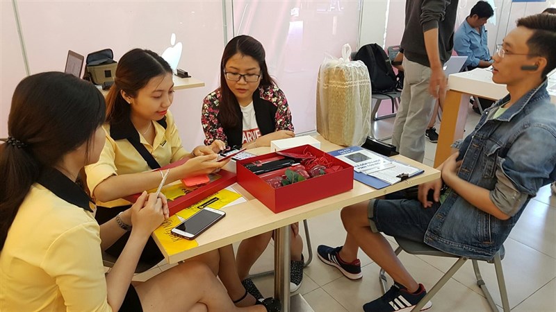 Event giao hàng và mở bán iPhone RED đang diễn ra tại Thế giới di động Event giao hàng và mở bán iPhone RED đang diễn ra tại Thế giới di động