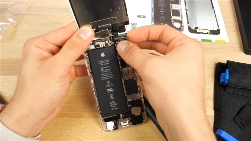 Đến lượt chiếc iPhone nhà Apple cũng được độ vỏ trong suốt