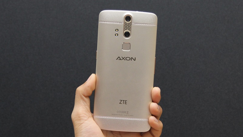 ZTE Axon có thiết kế sang trọng với điểm nhấn từ kim loại và da nhân tạo