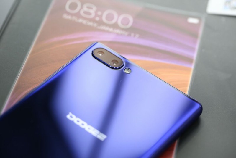 Doogee Mix điện thoại không viền cho phép đặt hàng kèm theo bộ quà tặng độc đáo