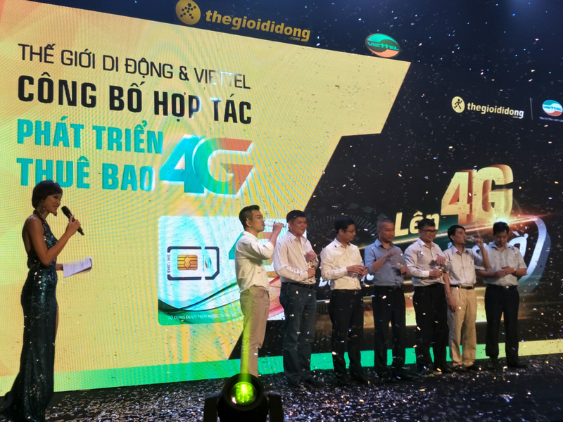 Khoảnh khắc nâng ly chúc mừng sự hợp tác của hai bên Khoảnh khắc nâng ly chúc mừng sự hợp tác của hai bên
