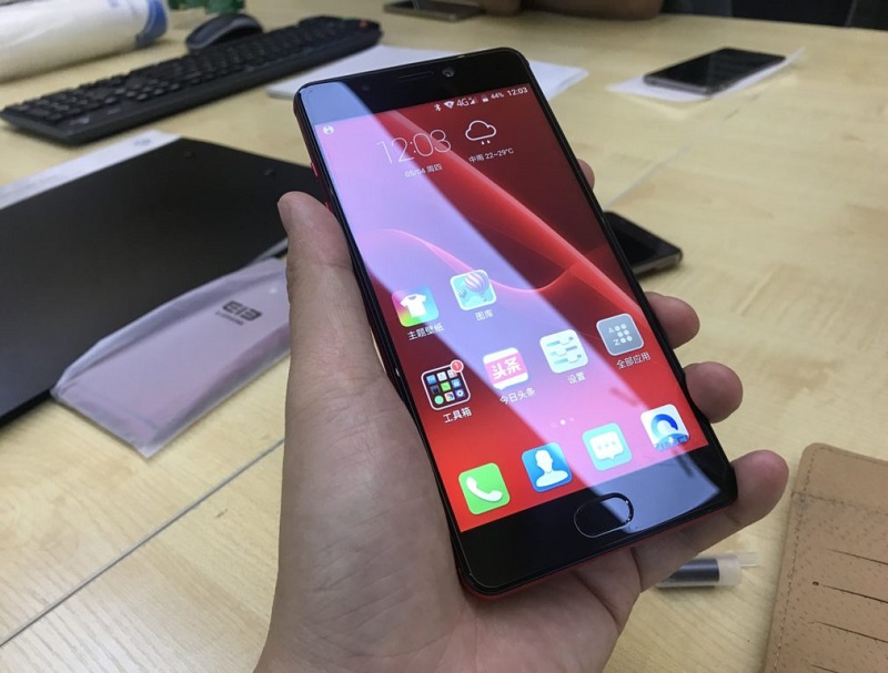 Elephone P8 cũng được trang bị cảm biến vân tay ở nút Home Elephone P8 cũng được trang bị cảm biến vân tay ở nút Home