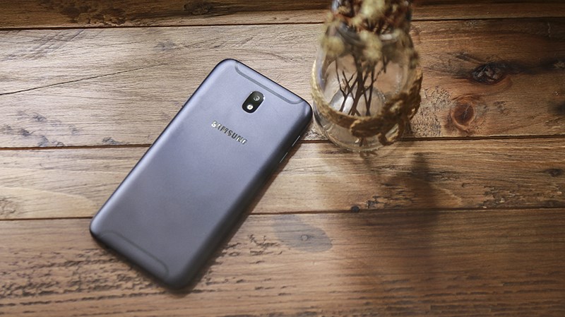 Trên tay Galaxy J7 Pro màu đen