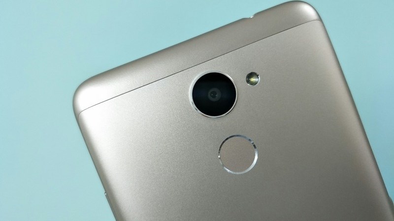 Trên tay Huawei Y7 Prime: Nhôm nguyên khối, RAM 3GB, ROM 32GB, pin 4.000 mAh giá dưới 5 triệu Trên tay Huawei Y7 Prime: Nhôm nguyên khối, RAM 3GB, ROM 32GB, pin 4.000 mAh giá dưới 5 triệu