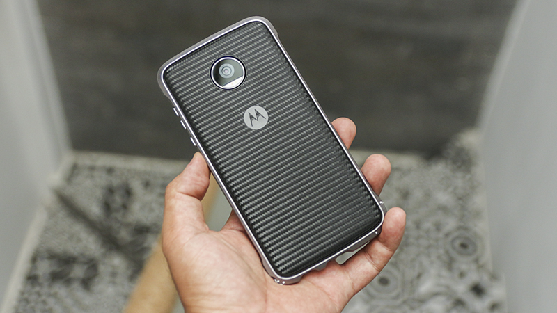 Trên tay hộp quà tặng Moto Z2 Play Trên tay hộp quà tặng Moto Z2 Play