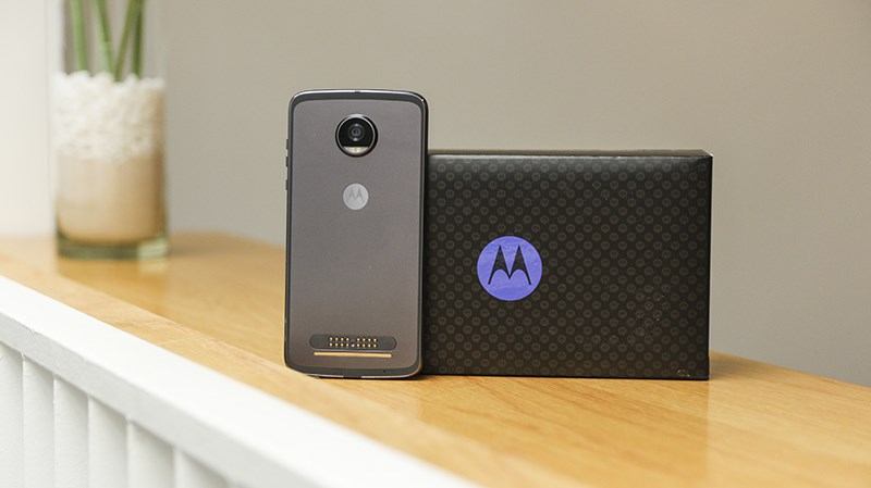 Trên tay hộp quà tặng Moto Z2 Play Trên tay hộp quà tặng Moto Z2 Play