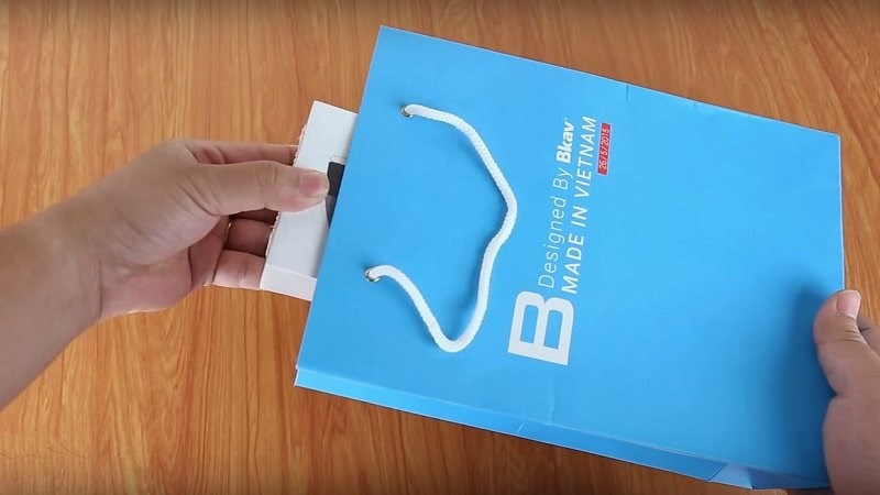 Bphone 2 trang bị cổng kết nối USB-C, thiết kế bo cong và bóng bẩy Bphone 2 trang bị cổng kết nối USB-C, thiết kế bo cong và bóng bẩy