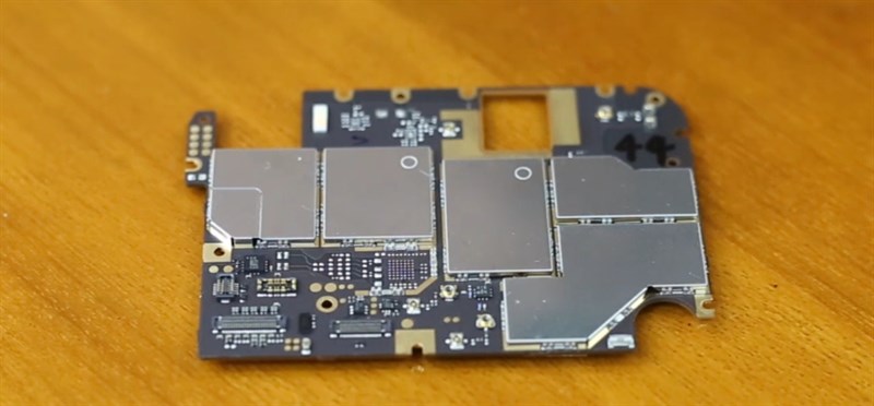 Trên bo mạch đã lắp sẵn RAM và chip Trên bo mạch đã lắp sẵn RAM và chip