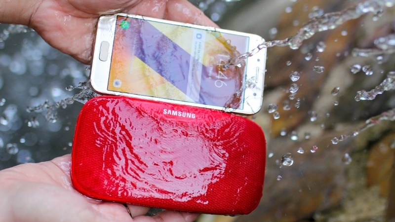 Samsung Galaxy A3 (2017) có khả năng chống nước Samsung Galaxy A3 (2017) có khả năng chống nước