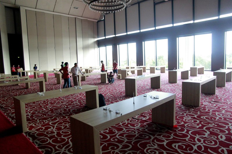 Khu vực trải nghiệm sản phẩm sau khi kết thúc lễ công bố với các bàn gỗ được thiết kế đơn giản. Có hai phòng trải nghiệm dành riêng cho báo chí và khách mời Khu vực trải nghiệm sản phẩm sau khi kết thúc lễ công bố với các bàn gỗ được thiết kế đơn giản. Có hai phòng trải nghiệm dành riêng cho báo chí và khách mời