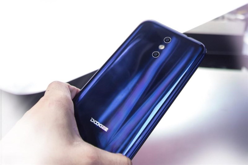 Mở hộp Doogee BL5000: Thiết kế như HTC U11, viên pin 5050 mAh, giá chưa tới 3.5 triệu Mở hộp Doogee BL5000: Thiết kế như HTC U11, viên pin 5050 mAh, giá chưa tới 3.5 triệu