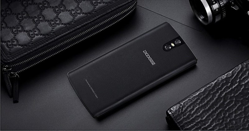 Mở hộp Doogee BL5000: Thiết kế như HTC U11, viên pin 5050 mAh, giá chưa tới 3.5 triệu Mở hộp Doogee BL5000: Thiết kế như HTC U11, viên pin 5050 mAh, giá chưa tới 3.5 triệu