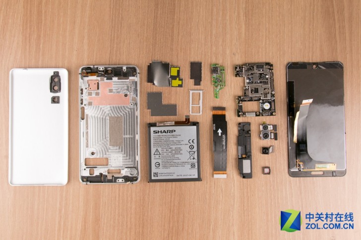 Bên trong smartphone viền cạnh siêu mỏng Sharp Aquos S2 có gì Bên trong smartphone viền cạnh siêu mỏng Sharp Aquos S2 có gì